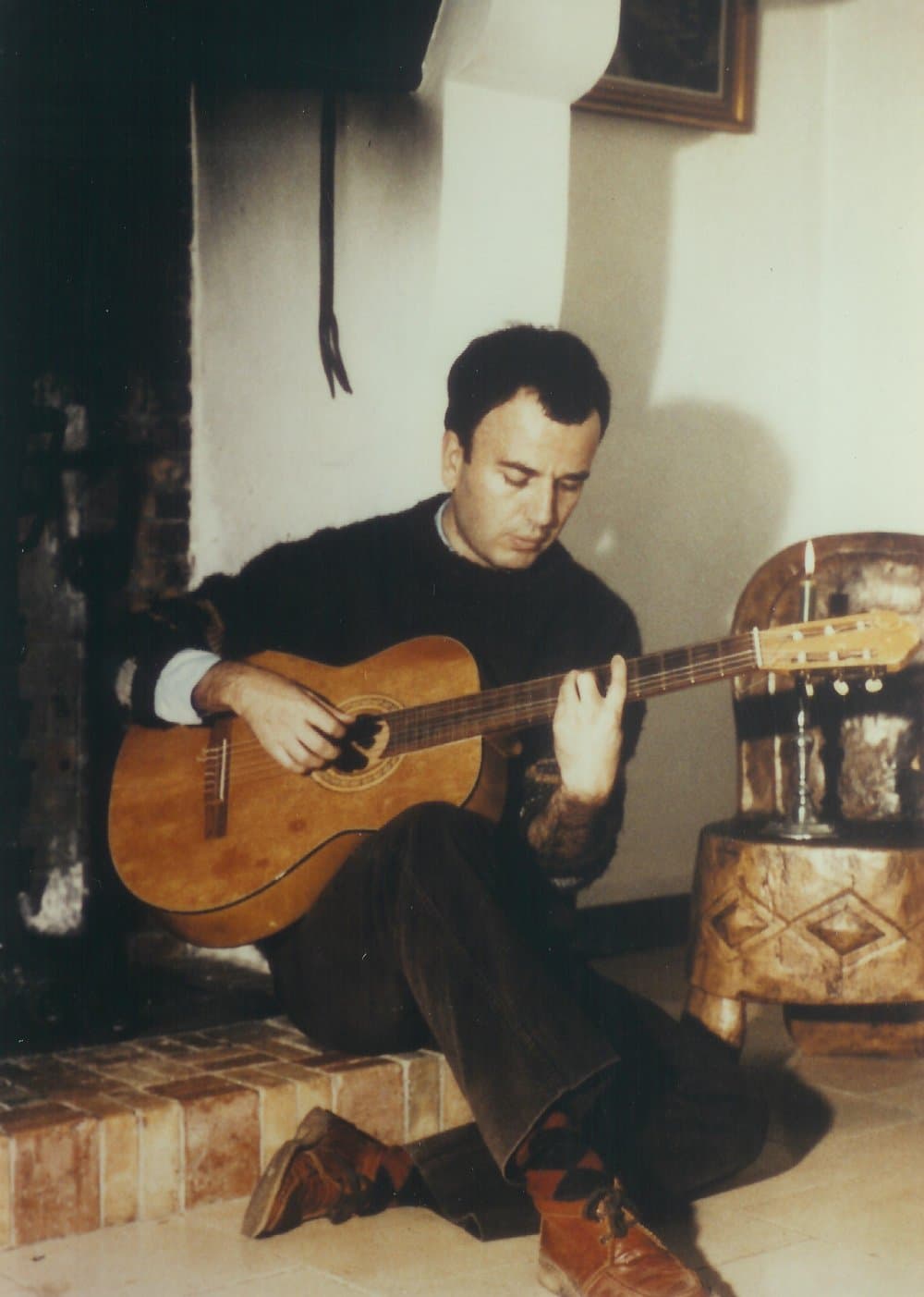 Pierre Juramy jouant de la guitare