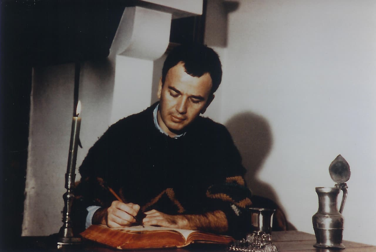 Pierre Juramy écrivant ses poèmes